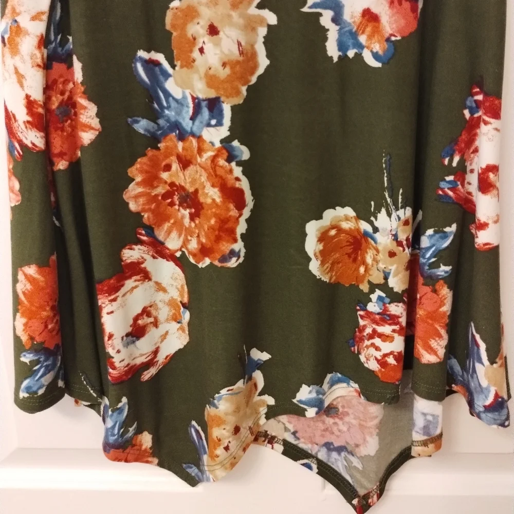 *5 for $20* Floral tank - Picture 6 of 7